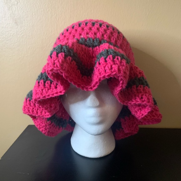 HANDMADE CROCHET RUFFLE HAT *NWT - Picture 3 of 3